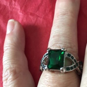 Silver tone size 8 jade colored ring